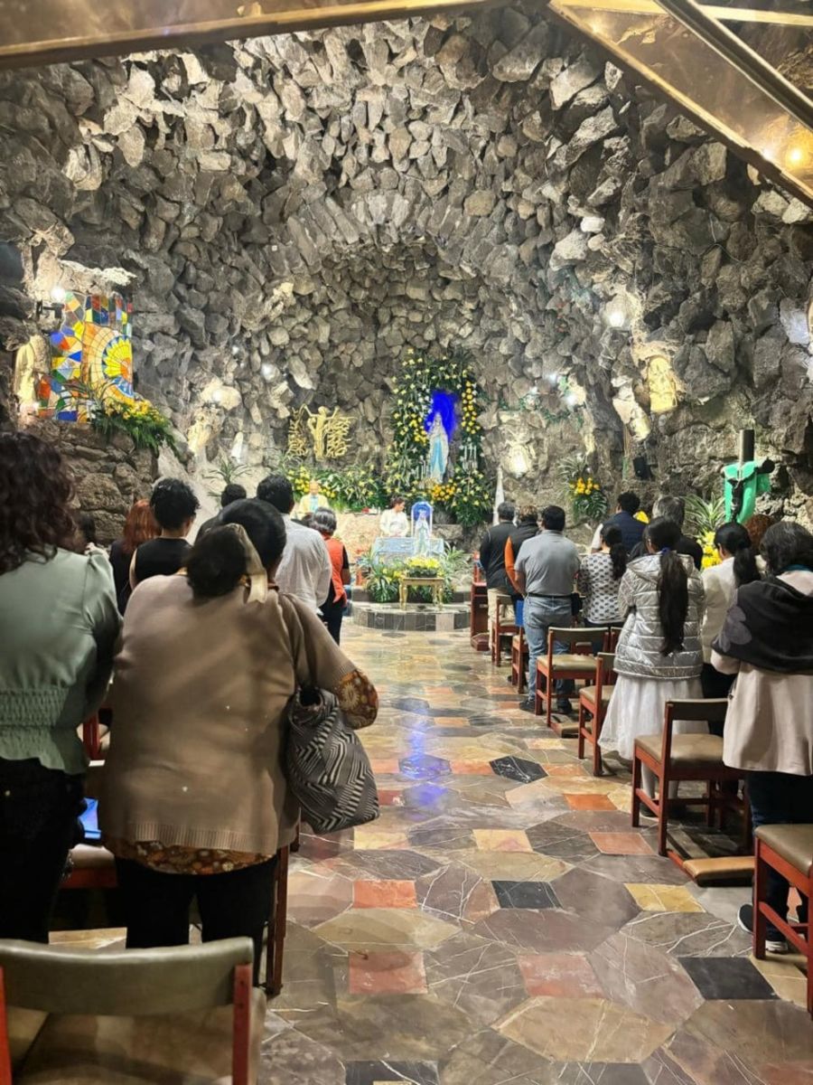 Interior de la Gruta de Lourdes en Puebla