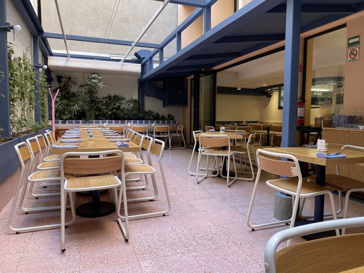Terraza de la nueva sucursal de Motín en la Juárez