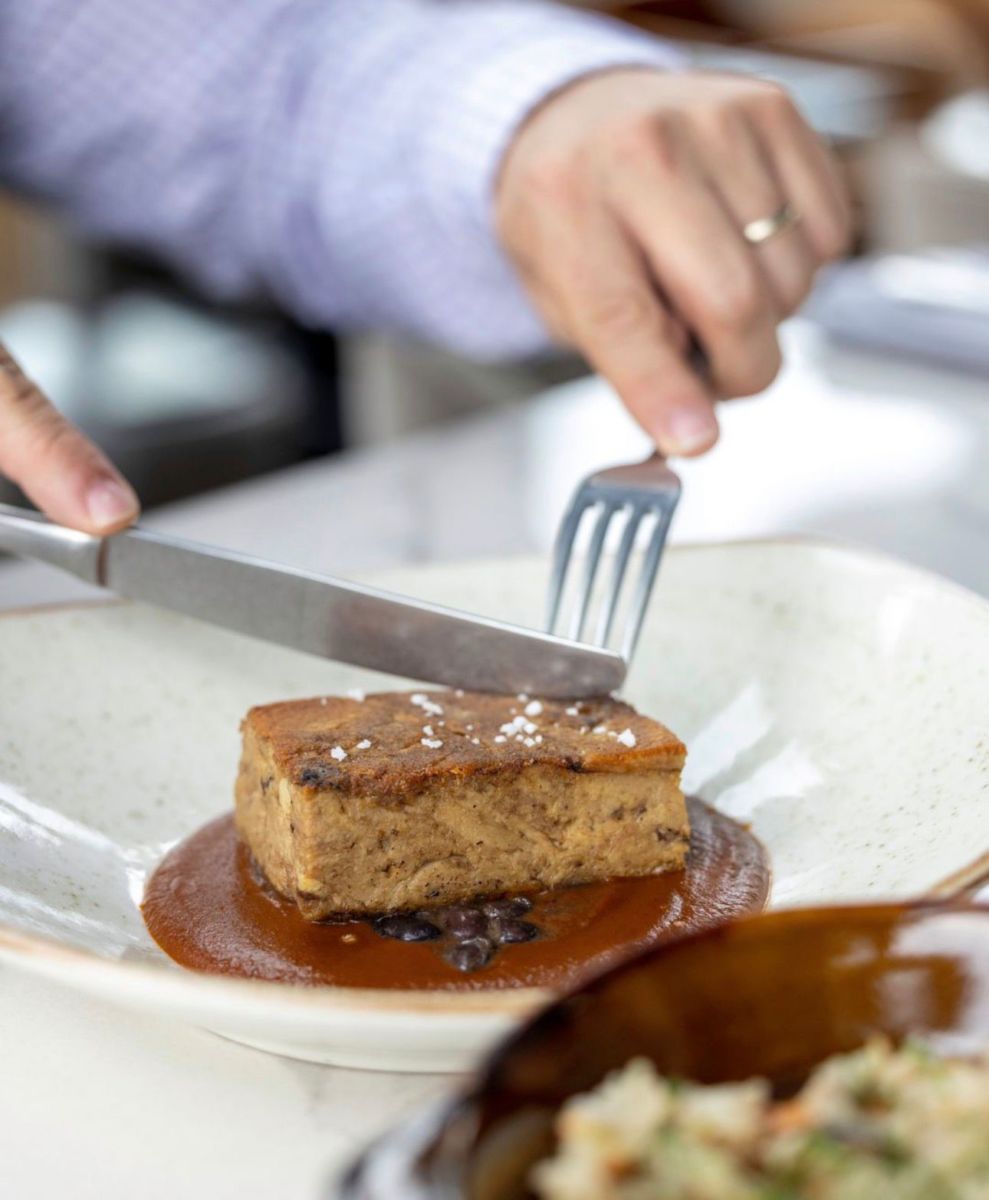 Costilla de res con mole. 