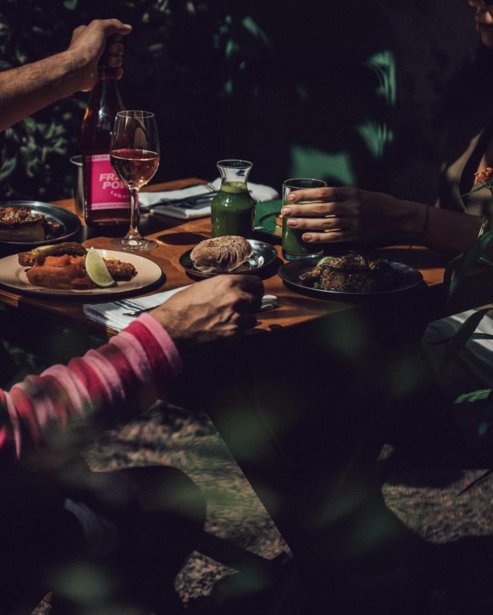 Chui es un restaurante ubicado dentro de un jardín en la Roma 
