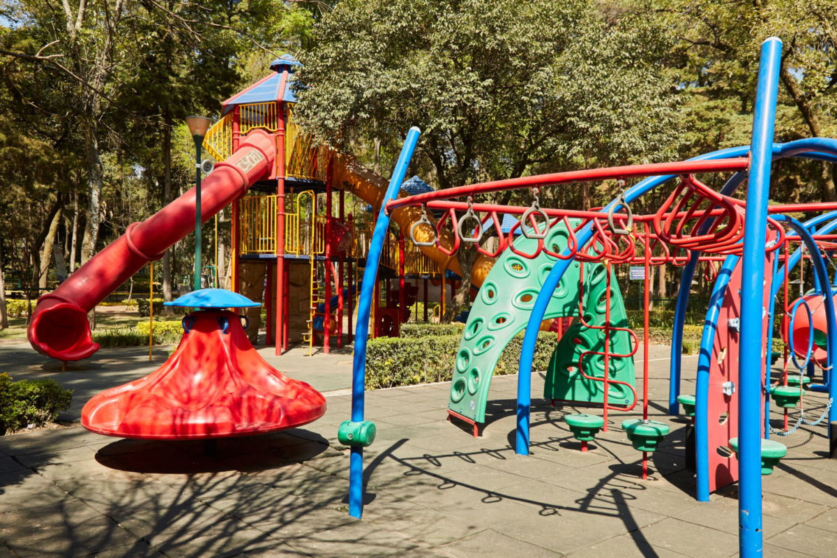 Juegos infantiles en el parque hundido.