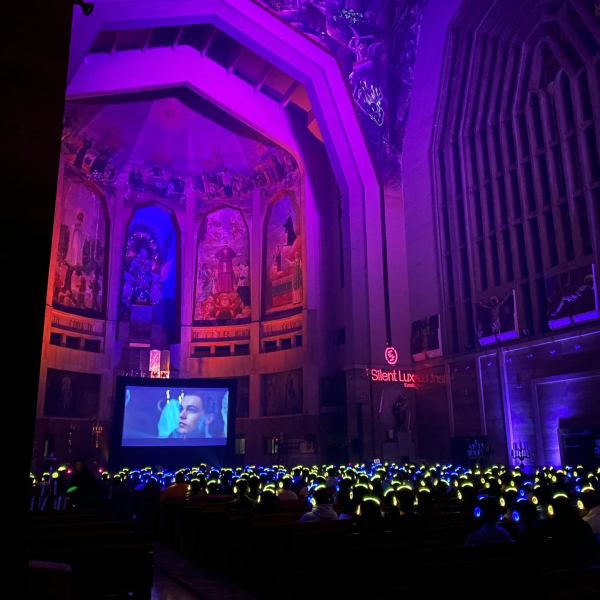 Proyección de Romeo + Julieta en la parroquia del Purísimo Corazón de María 