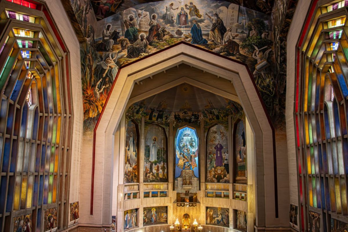 Interior de la parroquia del Purísimo Corazón de María