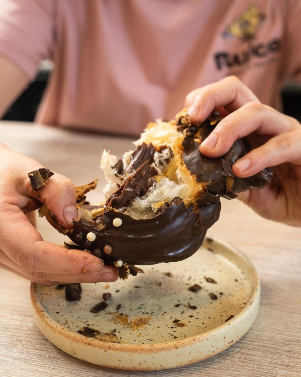 Croissant cubierto de chocolate y relleno de crema de avellana