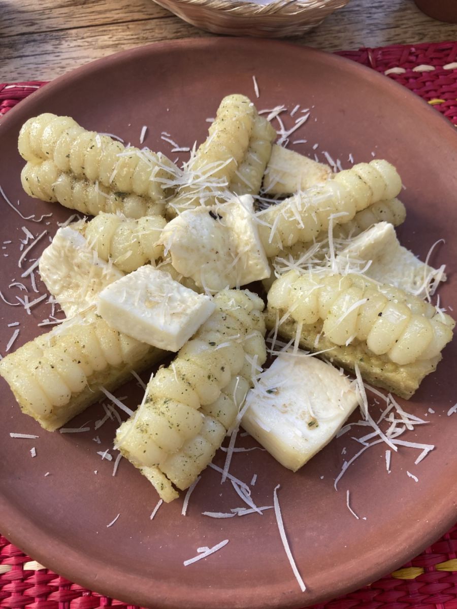 El choclo con queso son los granos de maíz hervidos servidos con queso 