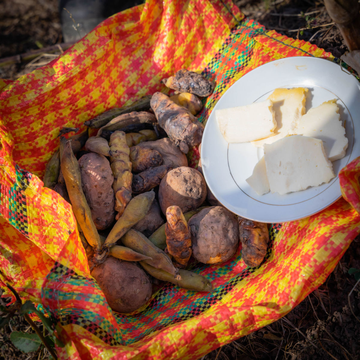 La huatia es un método de cocción ancestral andino donde los alimentos se cocinan en horno de tierra 