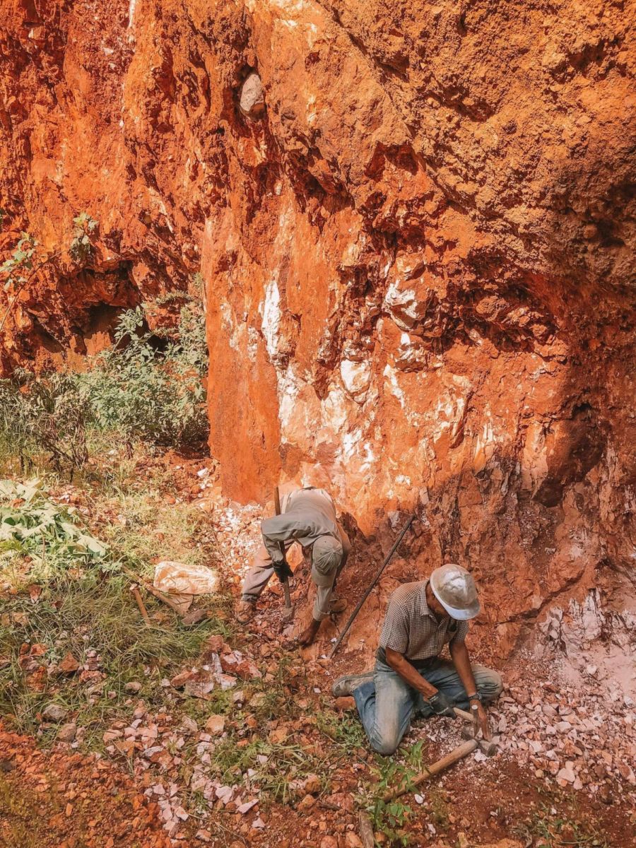 Trabajadores en una mina de ópalo en Magdalena