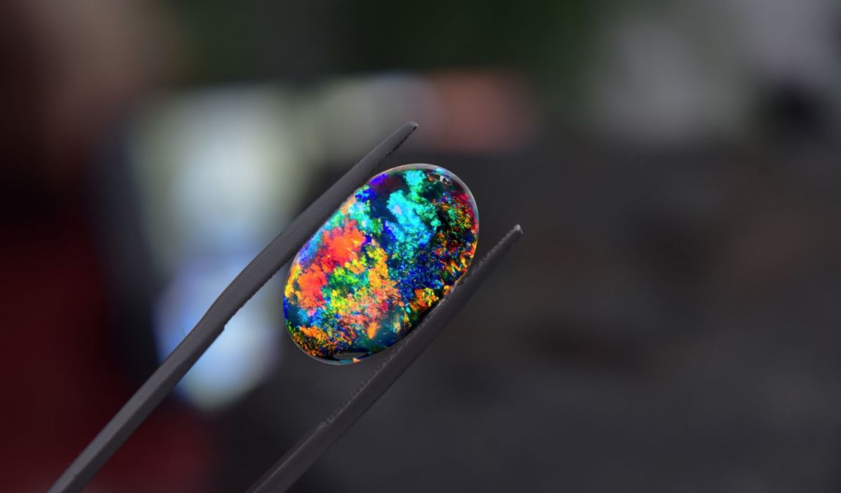 el Ópalo es una piedra preciosa colorida