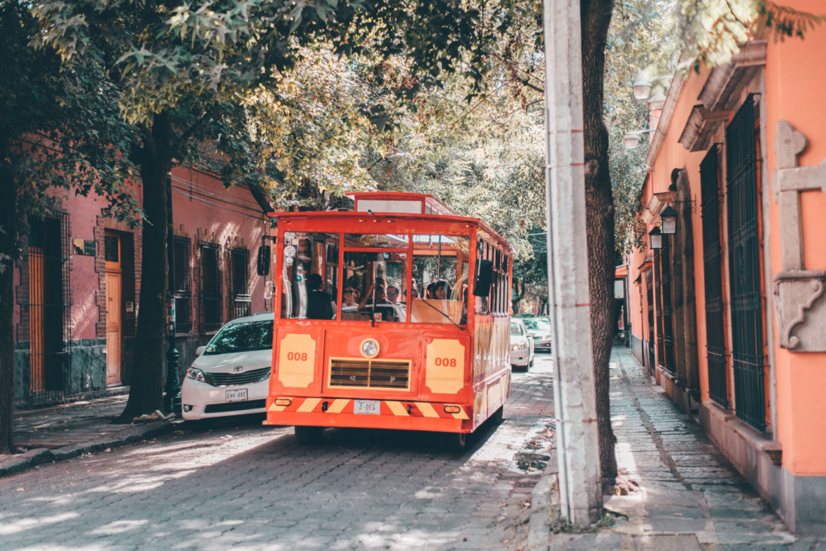 4 de los destinos más bonitos de México para recorrer a bordo de un tranvía 