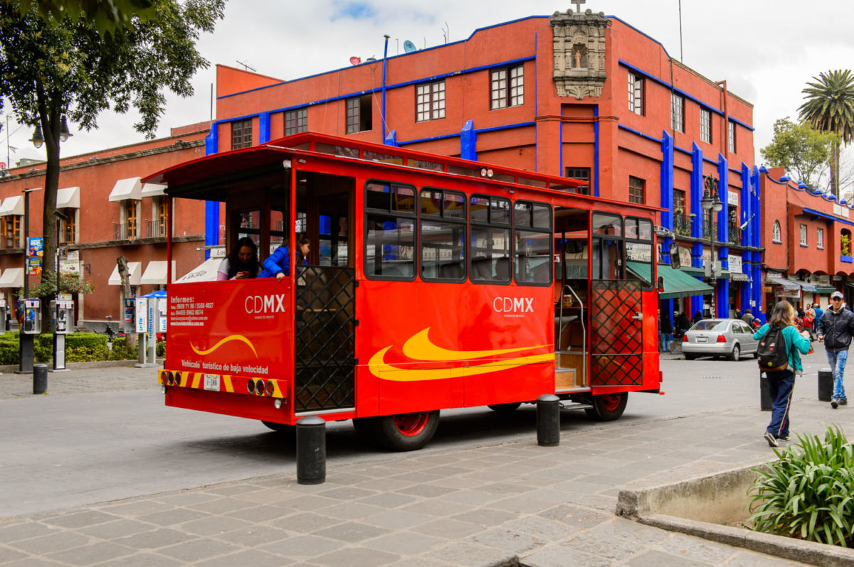 El tranvía en CDMX opera de lunes a domingo y tiene un costo de 140 pesos 