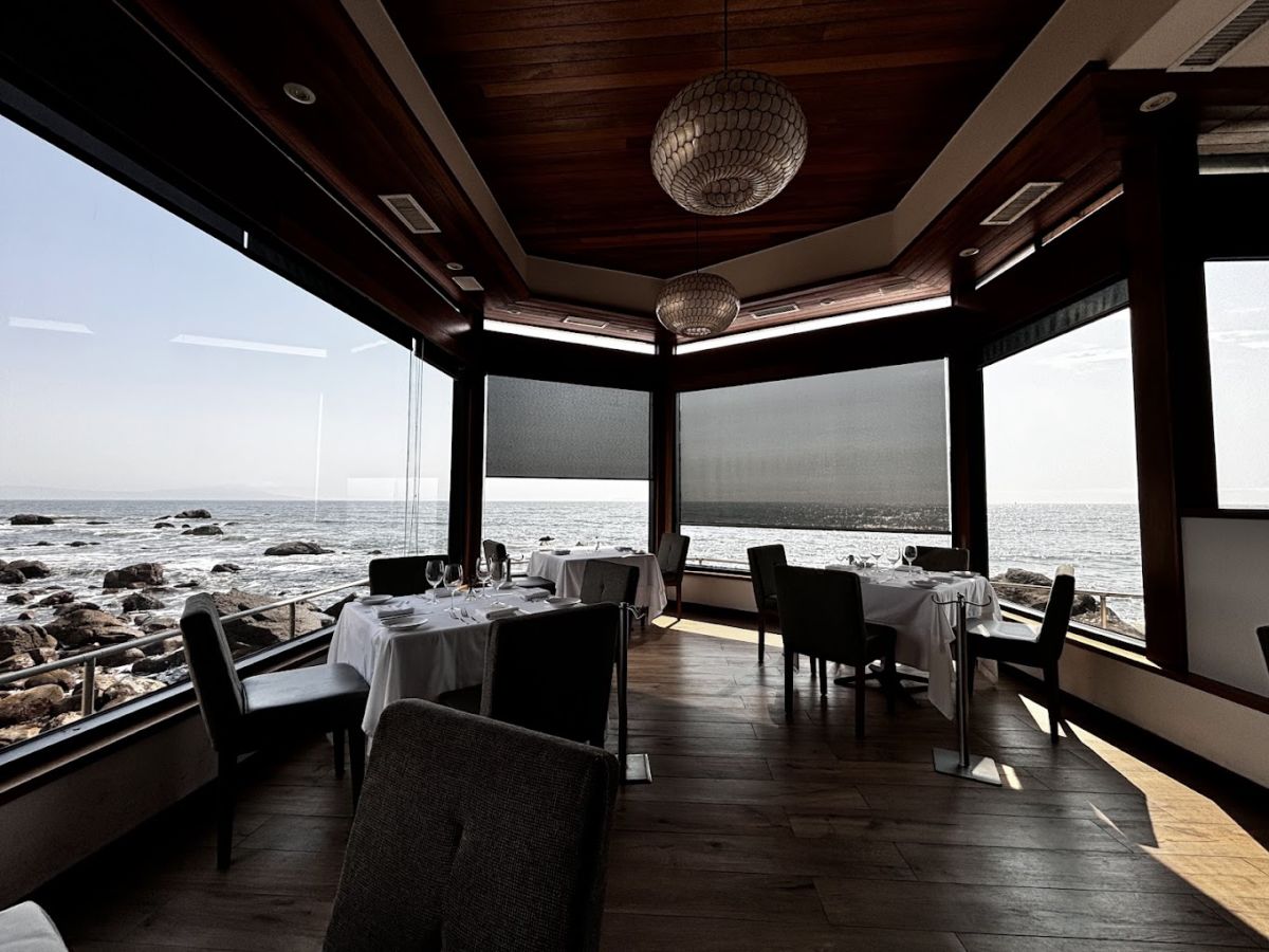 En este restaurante en Ensenada sentirás que estás volando sobre el mar mientras comes