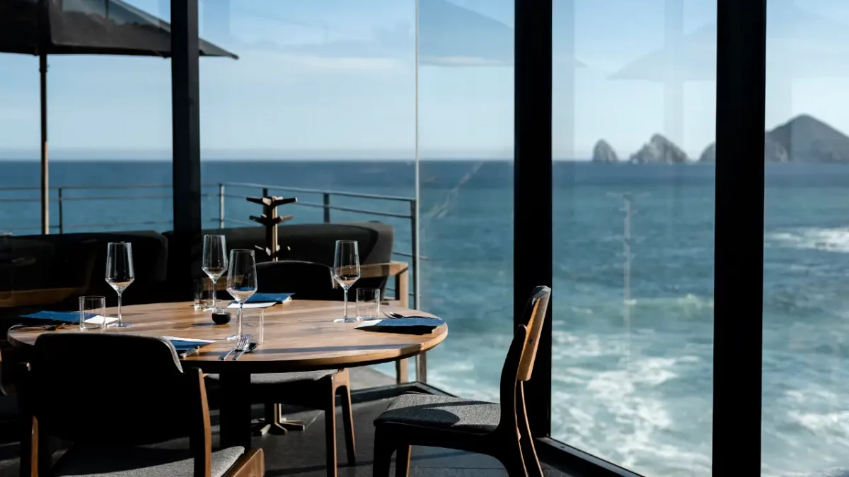 Restaurantes junto al mar donde las vistas, el menú y el diseño son todo