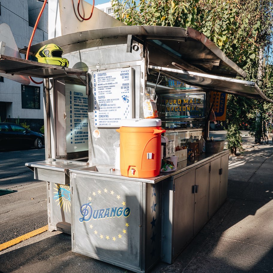 Esquites Durango es un puesto callejero que vende elotes y esquites en la colonia Roma 