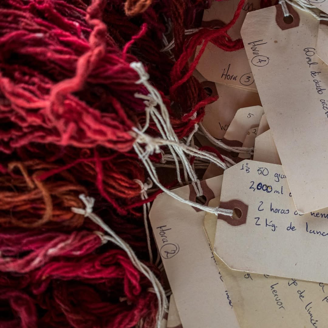 Textiles teñidos a mano en oaxaca ciudad. 