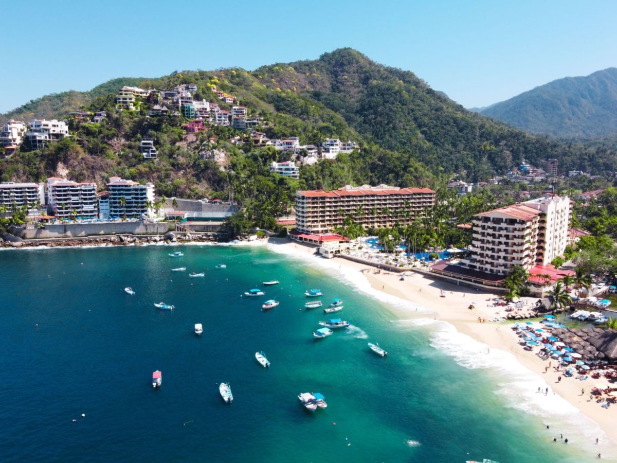 Puerto Vallarta es una ciudad costera ubicada en la costa del Pacífico 