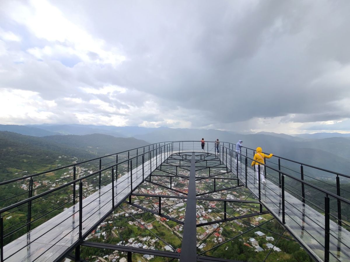 Mirador de cristal en el Bosque mesófilo Ixtlán de Juárez