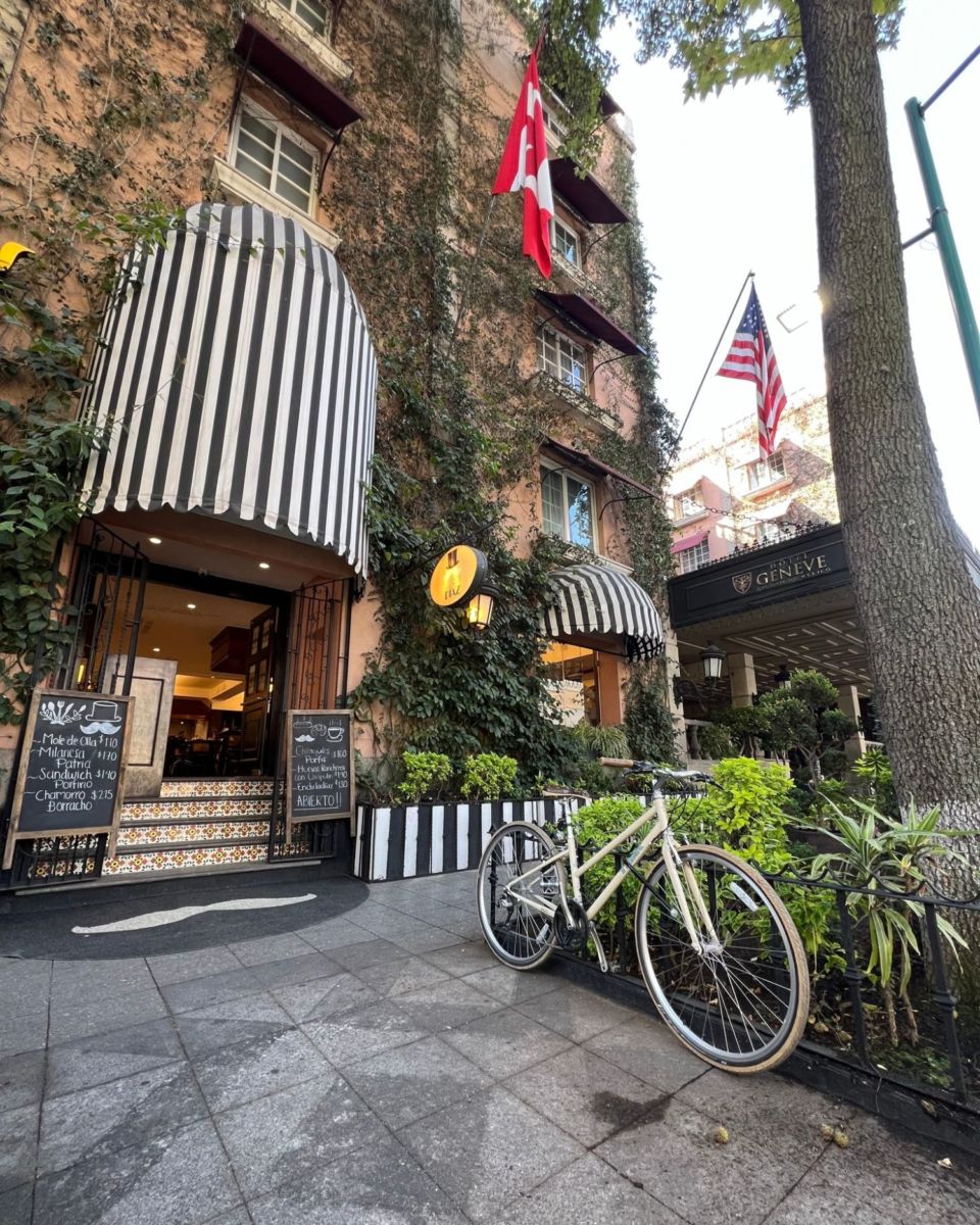 En este restaurante de la CDMX los meseros están vestidos de organilleros y es un lugar precioso para desayunar con tu mamá y tus tías