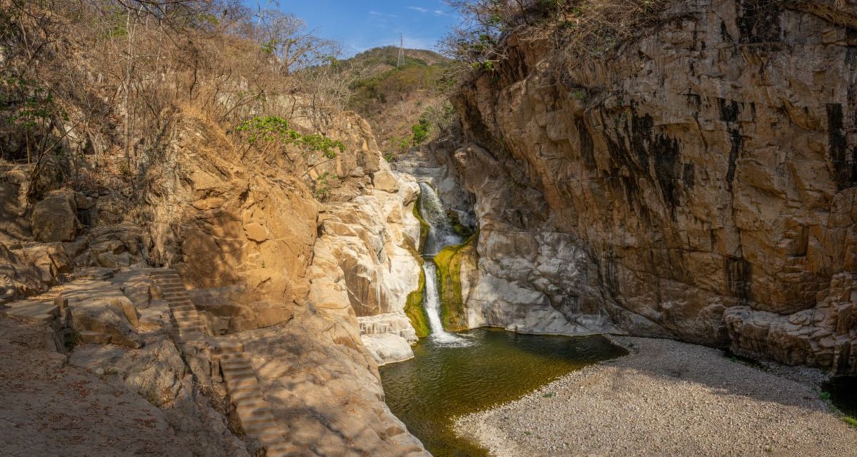 La cascada El Salto se ubica dentro de la Reserva de la Biosfera de Manantlán