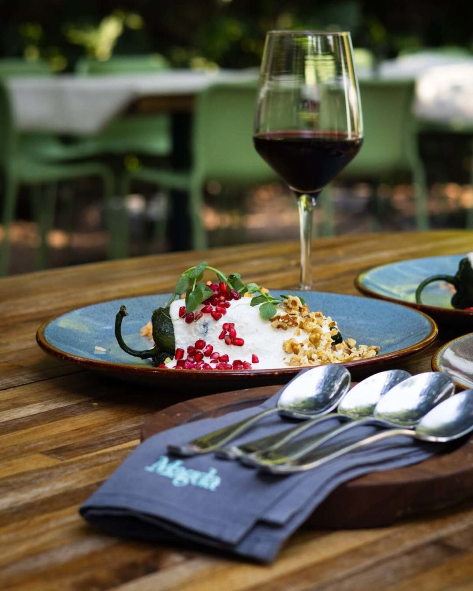 Convierte la temporada de chile en nogada en todo un ritual gastronómico en Magda San Ángel
