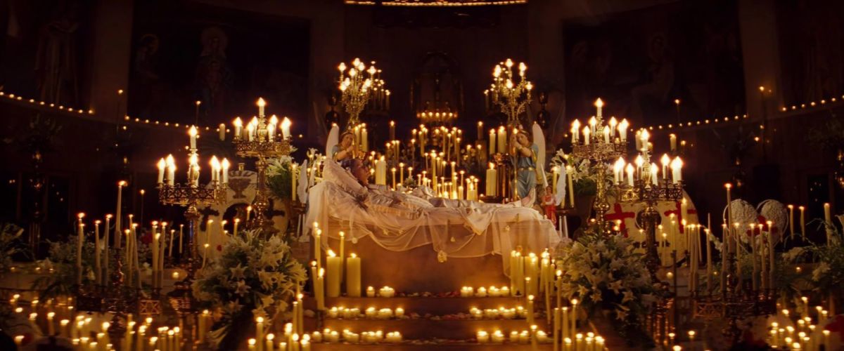 Escena de Romeo + Julieta en la Parroquia del Purísimo Corazón de María