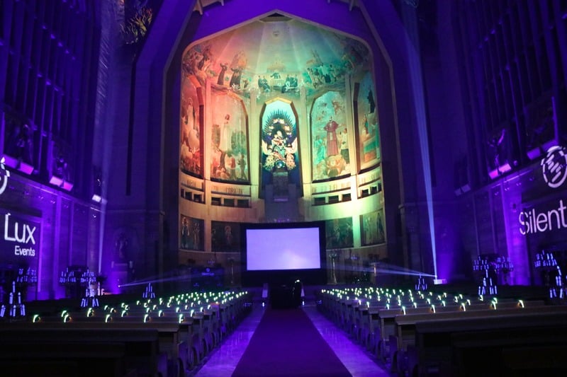 Cine en locaciones reales de películas en la CDMX. Proyección de Romeo + Julieta en la Parroquia del Purísimo Corazón de María
