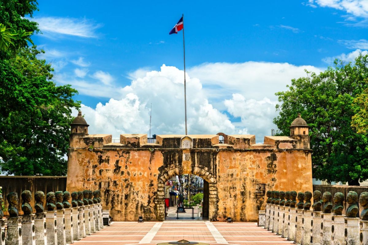 Puerta del Conde muralla republica dominicana