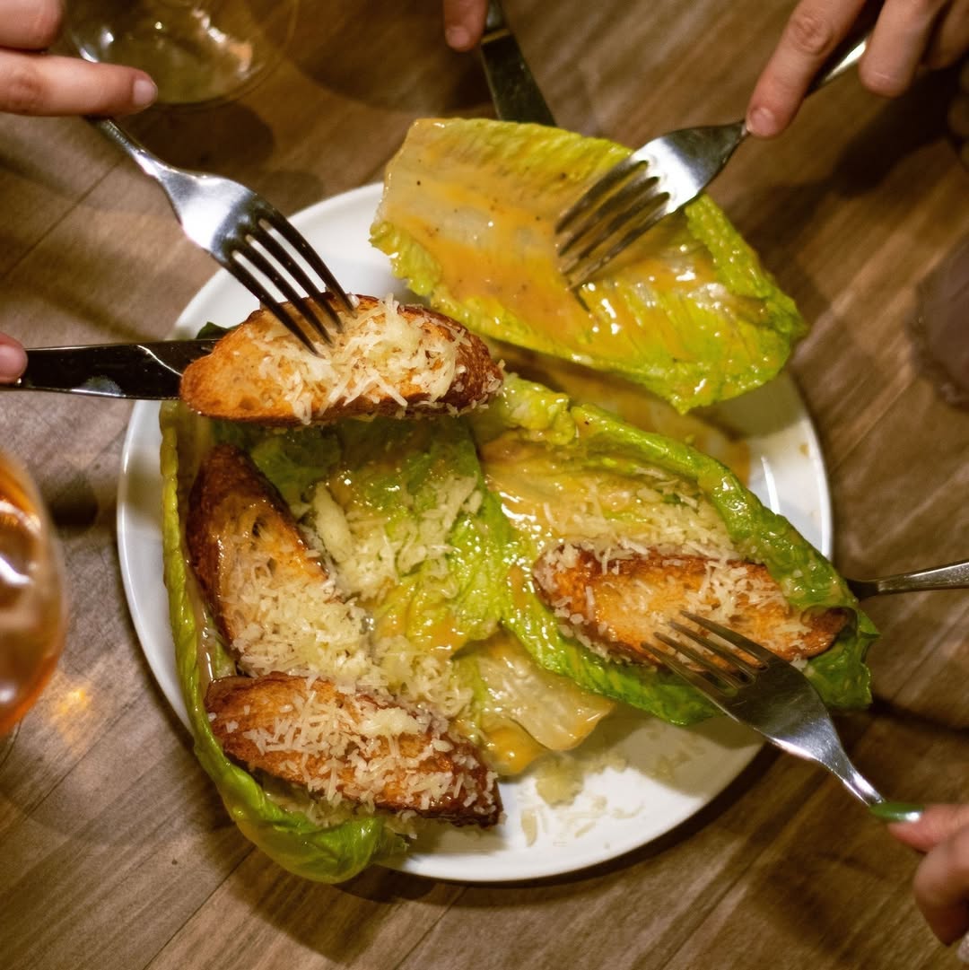 La ensalada César lleva lechuga romana, queso italiano, huevo y limón