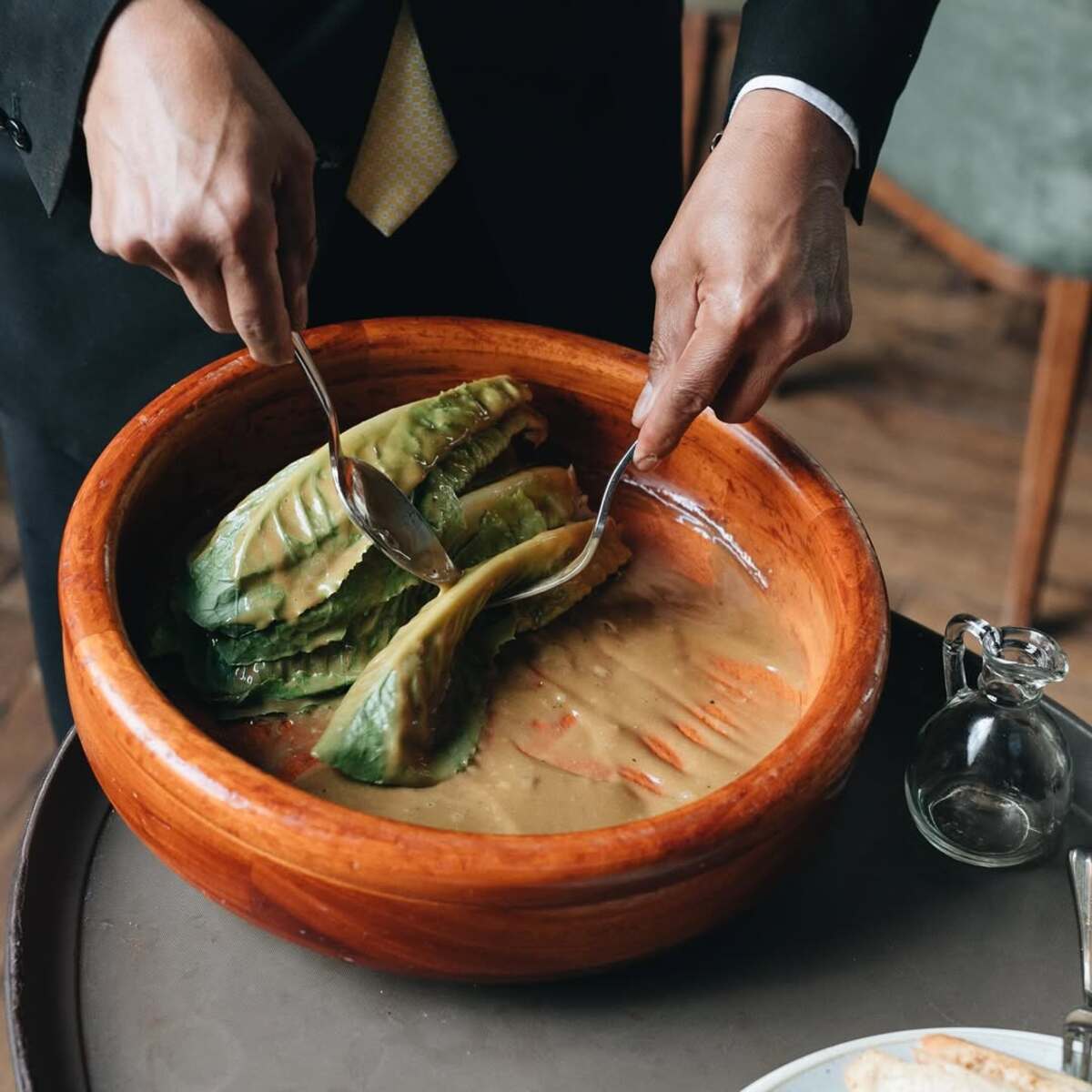 En 100 años, la Ensalada César no ha dejado de ser un ‘hit’ y aquí te decimos en qué restaurantes de la CDMX la preparan frente a tu mesa 