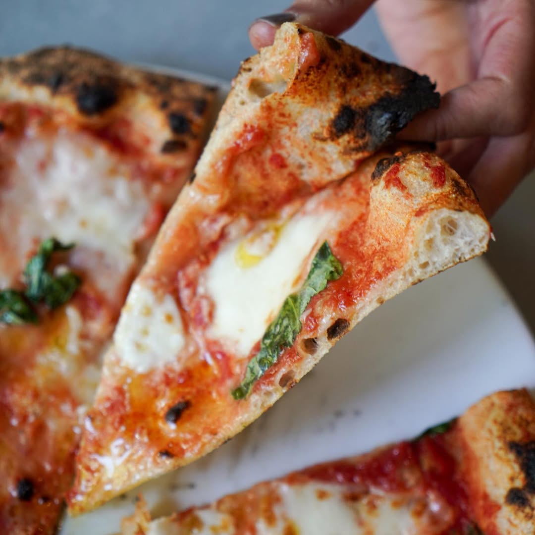 La pizza napolitana lleva salsa de tomate y queso mozzarella