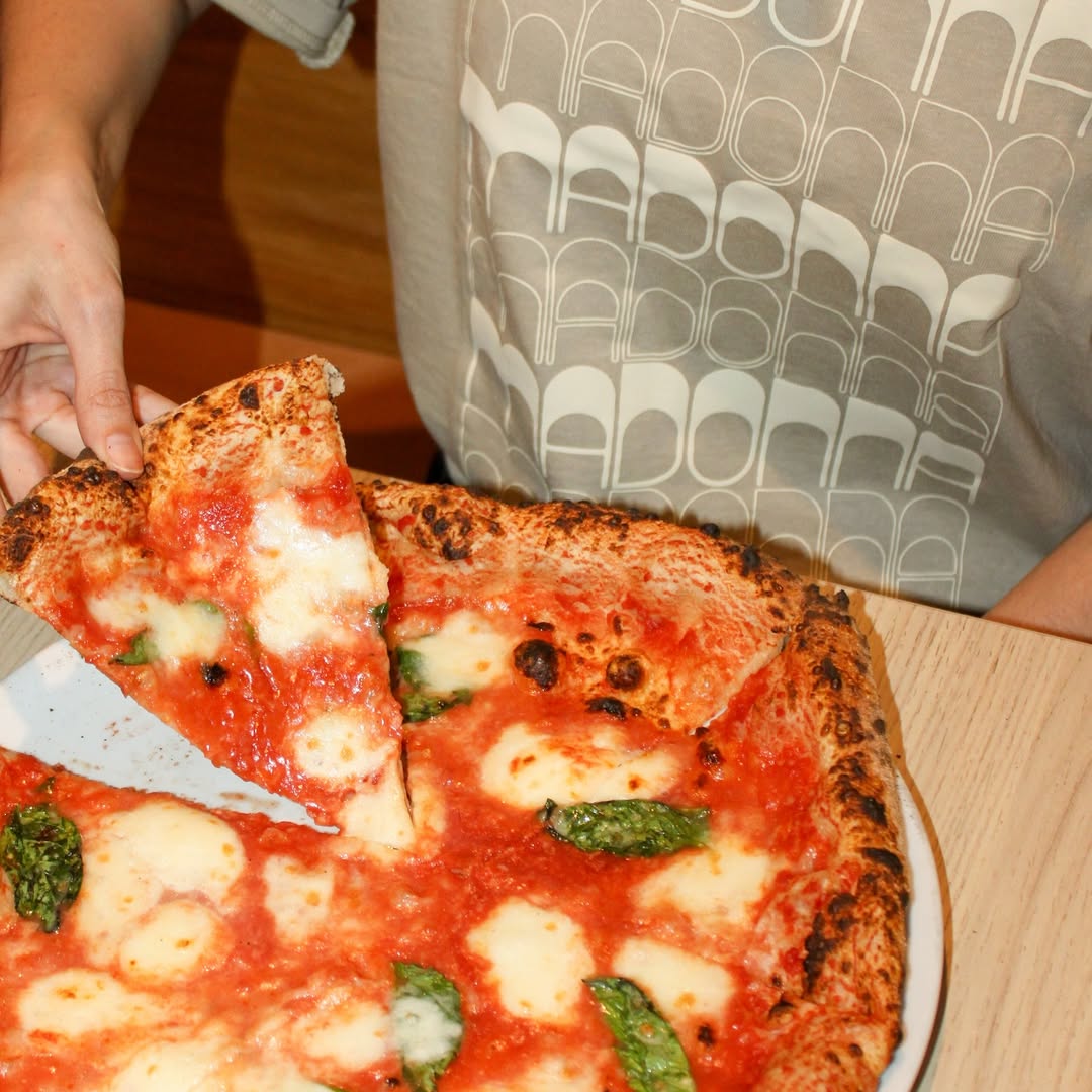 Pizza Napolitana tiene sus orígenes en Nápoles, Italia. 