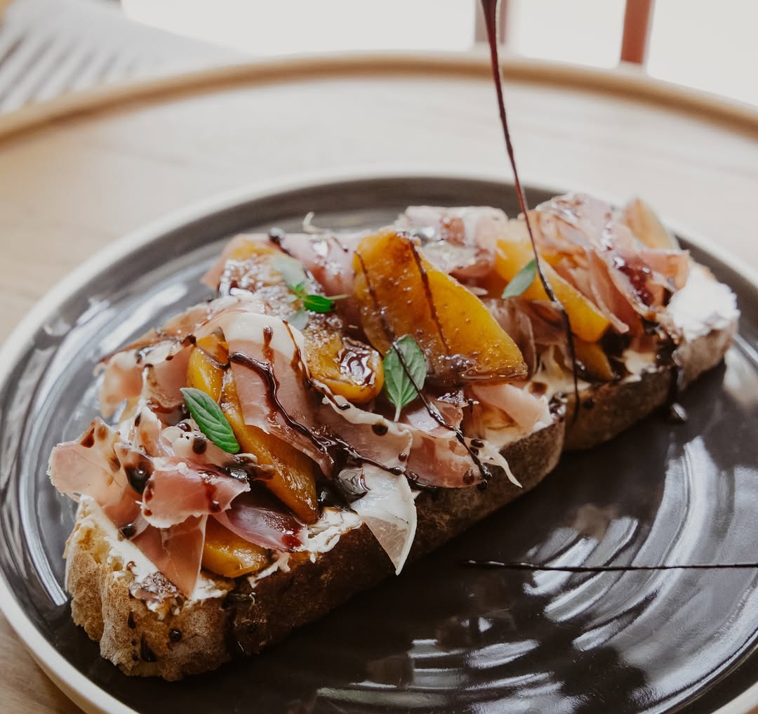 El menú de desayunos de Otrocafé está hecho por la chef Kia Mosqueda