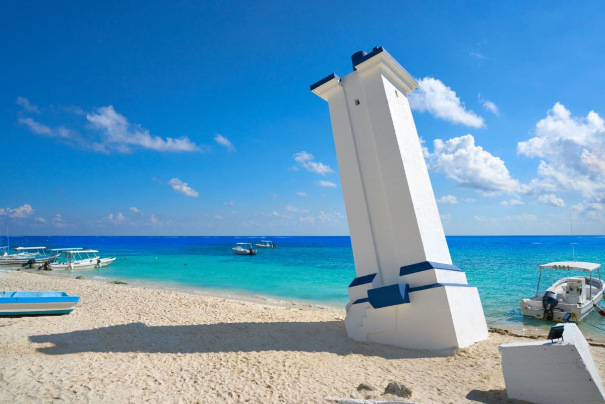 Esta es la historia del faro de Puerto Morelos que está inclinado sobre la arena frente al mar 