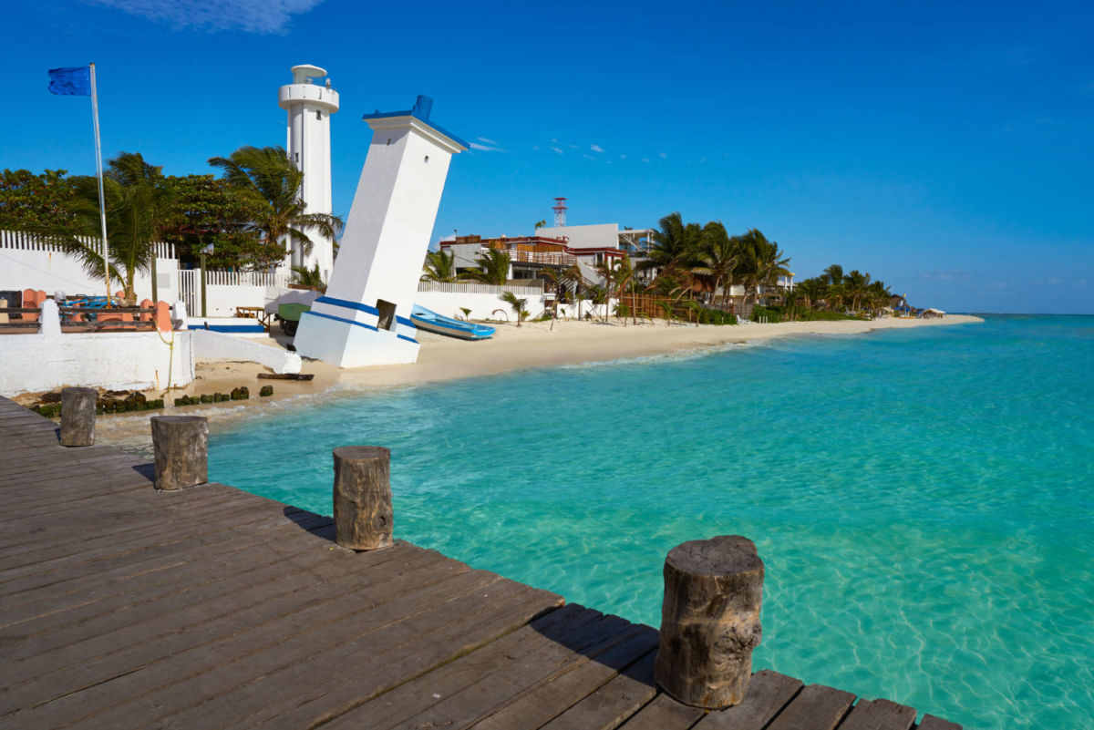El faro de Puerto Morelos se ubica en la playa principal inclinado sobre la arena 