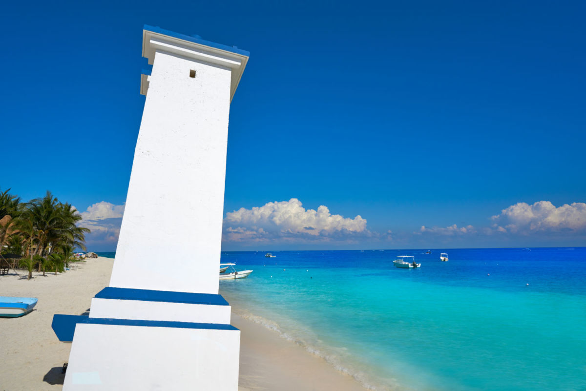El faro de Puerto Morelos mide 10 metros de altura y es de color blanco con azul 