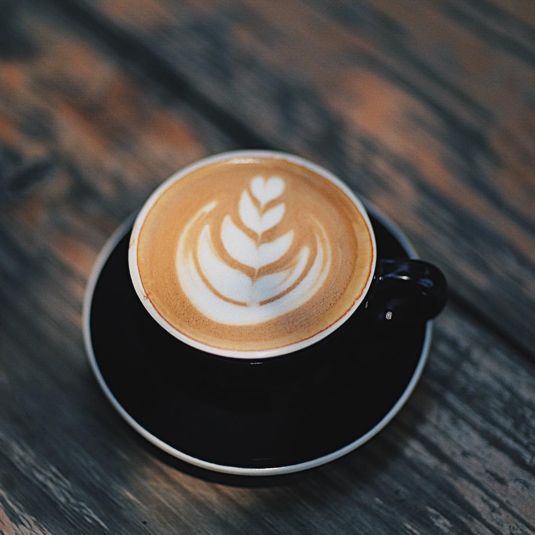 El flat white se prepara con dos espressos y crema de leche 