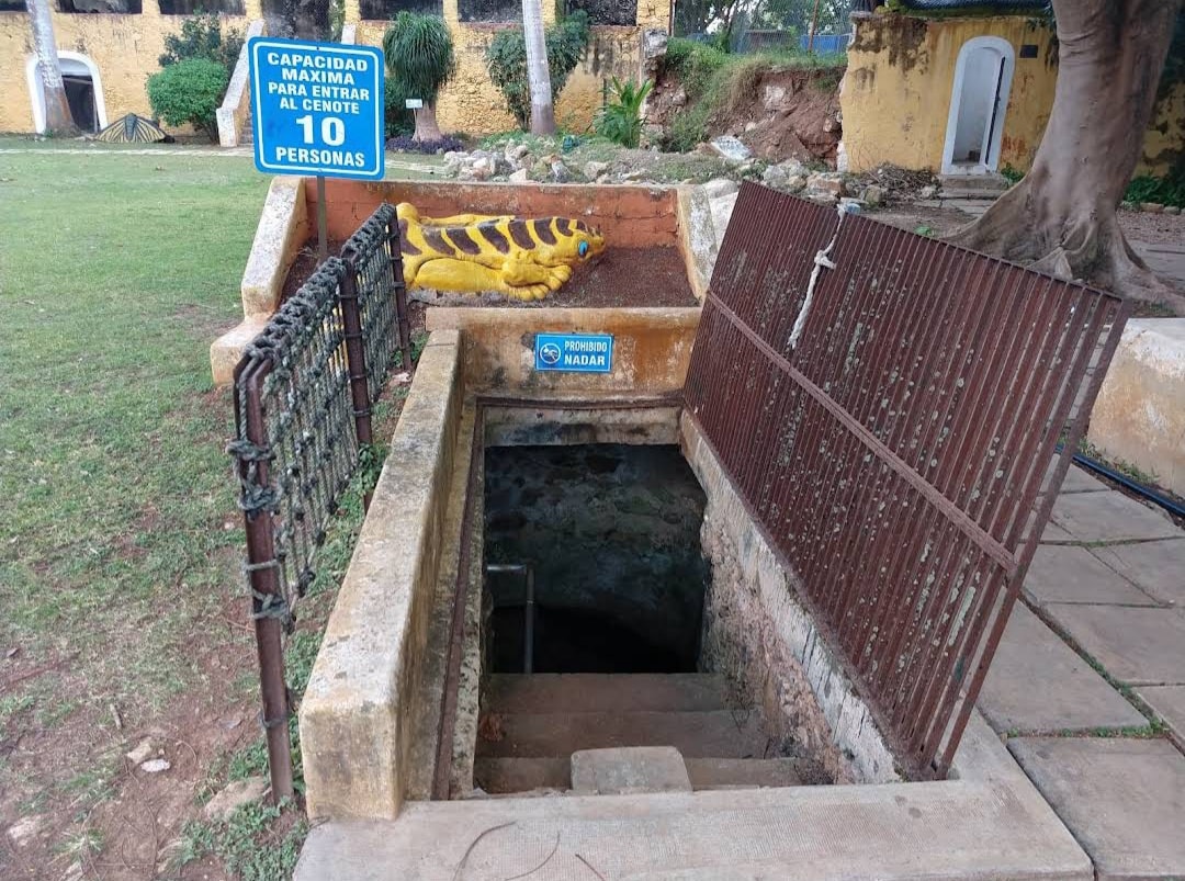 Entrada al cenote Dzonot-Ich