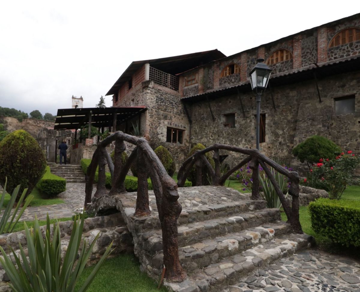 Todos van a los Prismas Basáticos pero a un lado está una hacienda histórica que te hace sentir en un reino medieval