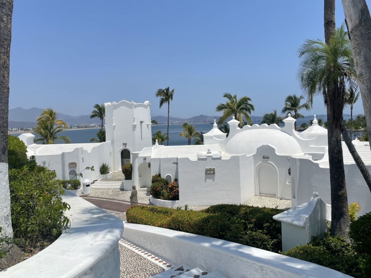 No es Santorini pero este hotel frente al mar es el rincón más griego que verás en México