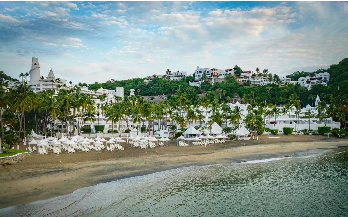 Hotel Las Hadas by Brisas