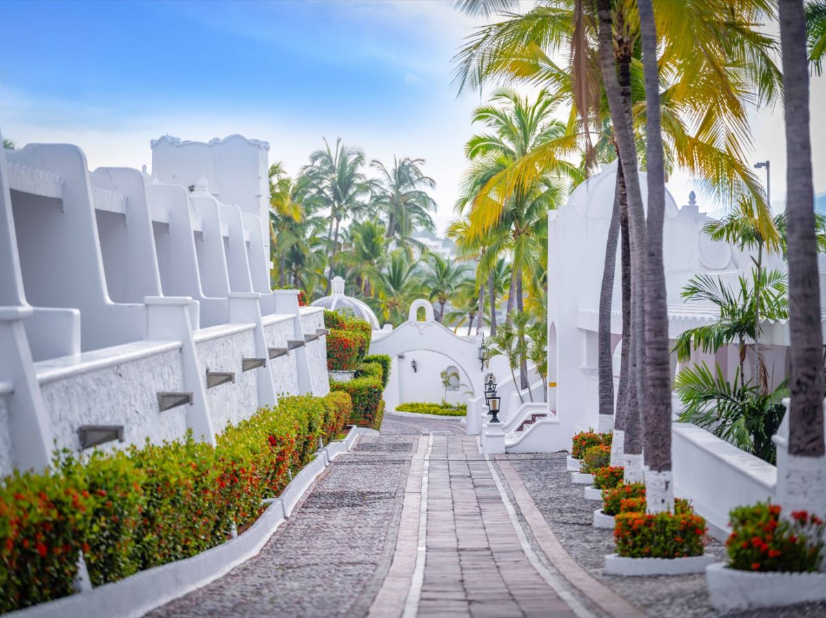 Hotel Las Hadas by Brisas 