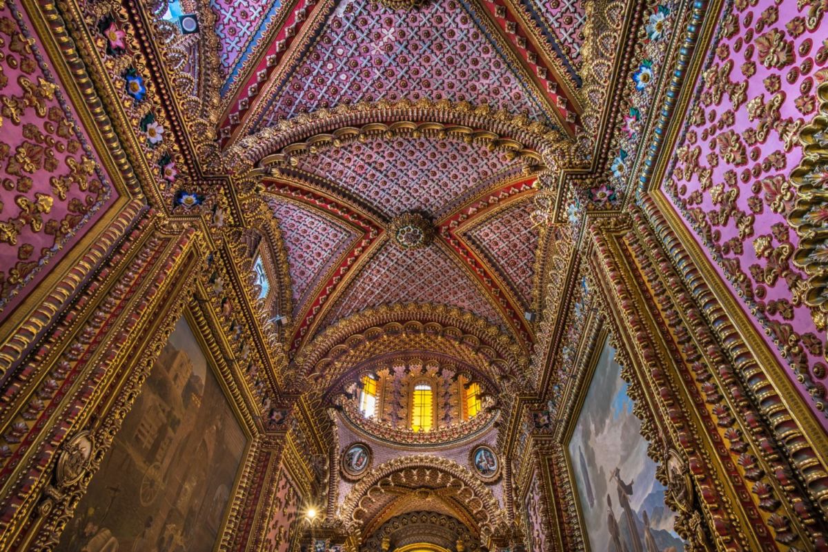 interior de la iglesia de guadalupe en morelia