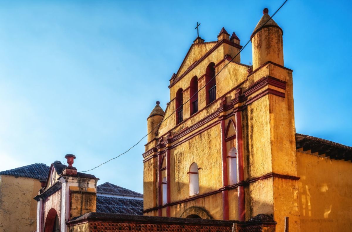 templos religiosos pintados de amarillo 