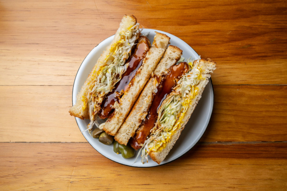 Sandos como en el cruce de Shibuya, pero en una esquina tranquila en la Roma