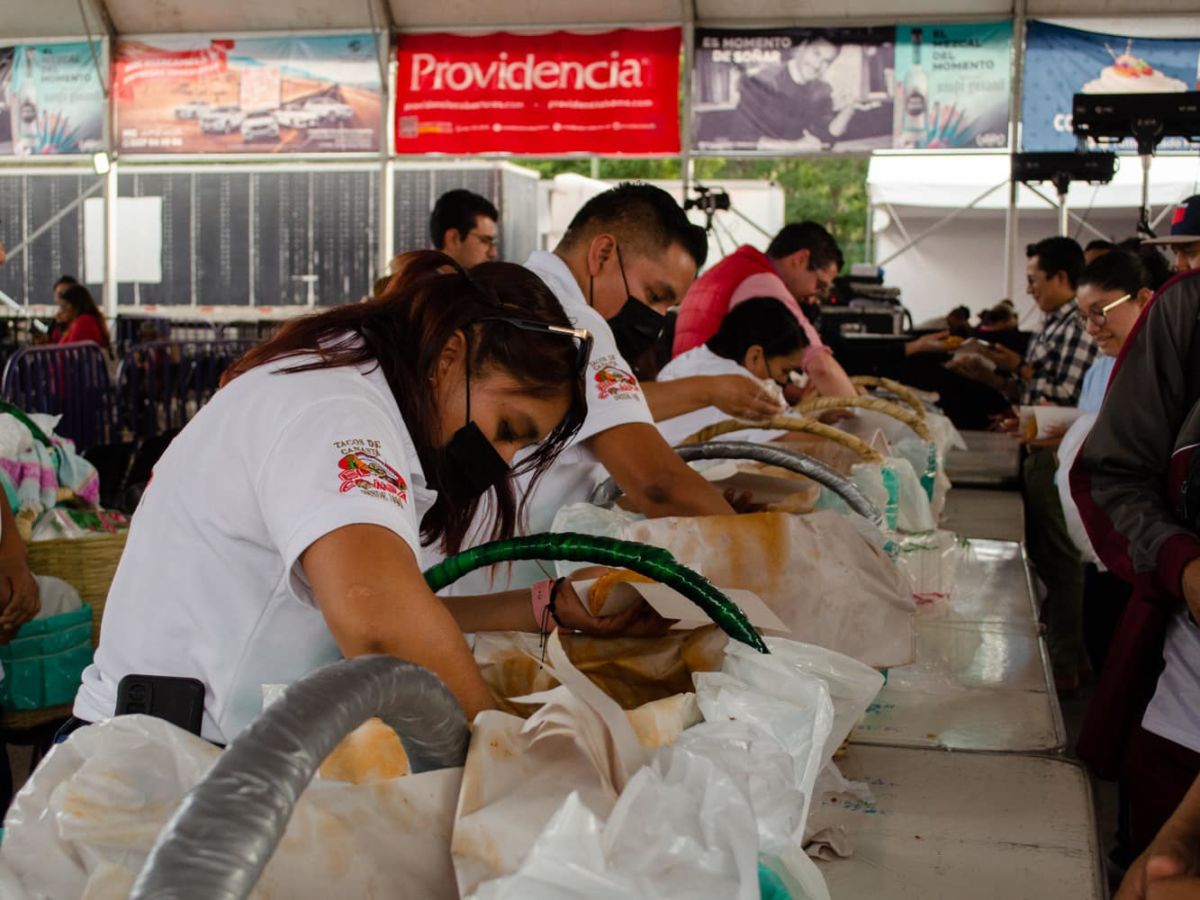 Feria del taco de canasta en San Vicente Xiloxochitla
