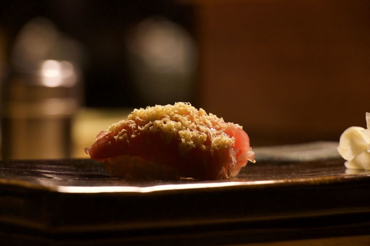 Nigiri de akami con trufa en Matsuba Polanco. 