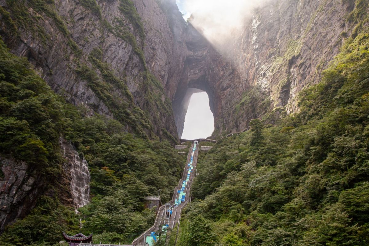 Subir los 999 escalones de la 'puerta del cielo' es de buena suerte