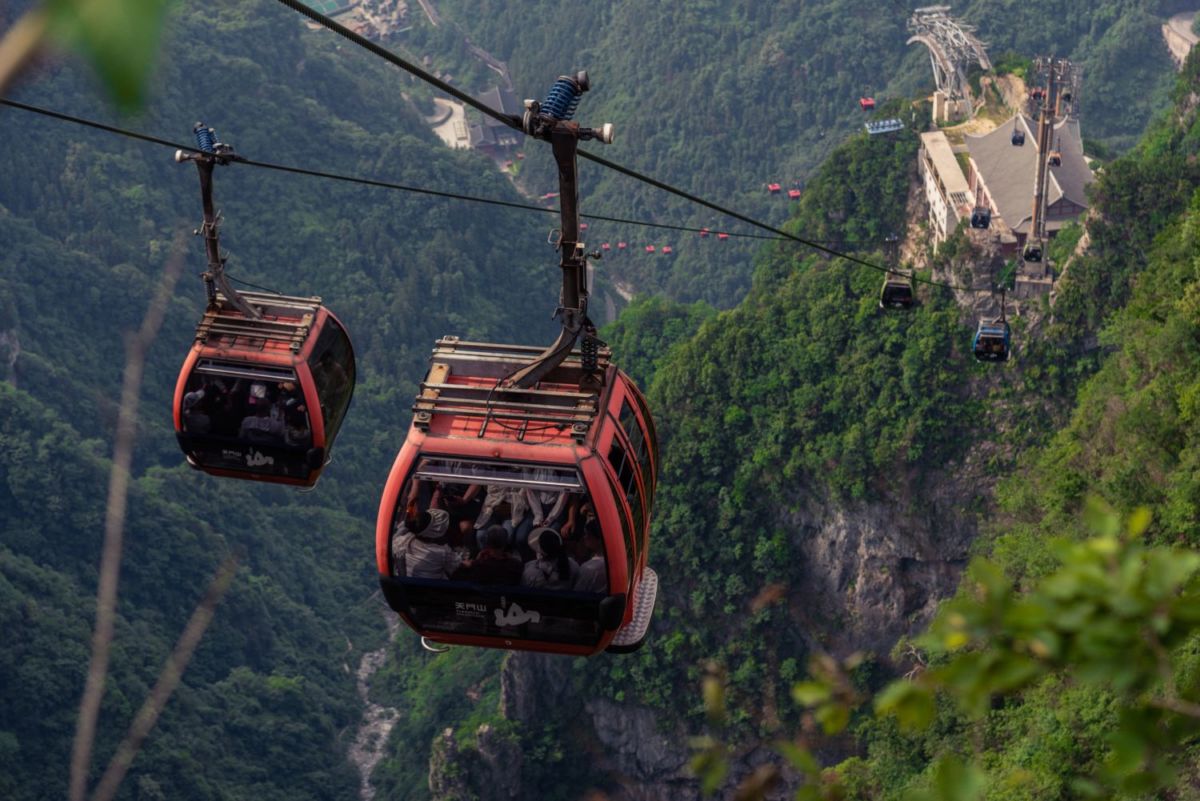 Para llegar a la Montaña de Tianmen tienes que subir 999 escalones o ir teleférico y escaleras eléctricas 