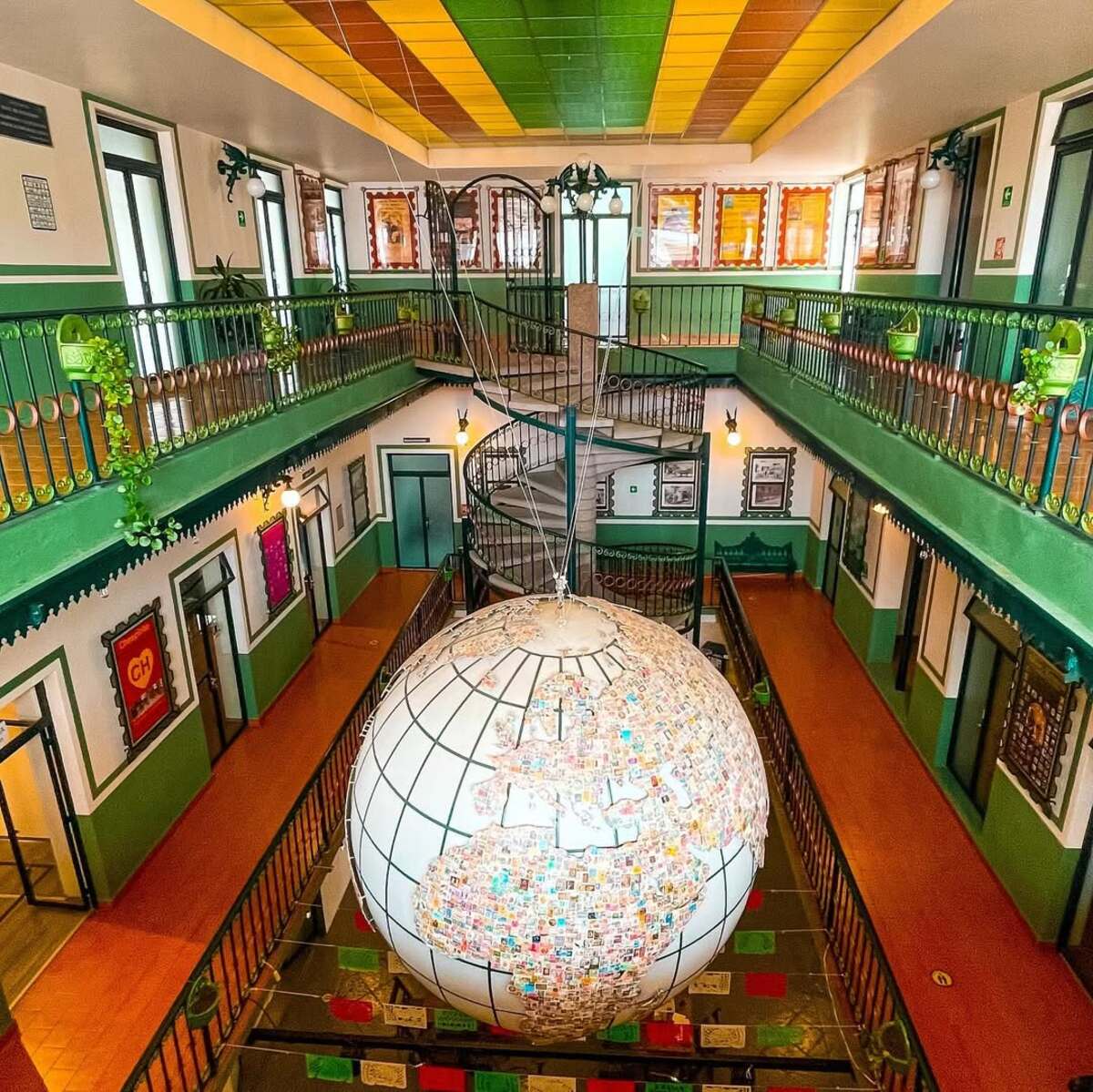 Creías que solo era el Palacio Postal pero existe otro museo del correo igual de hermoso y creado por los mismos carteros