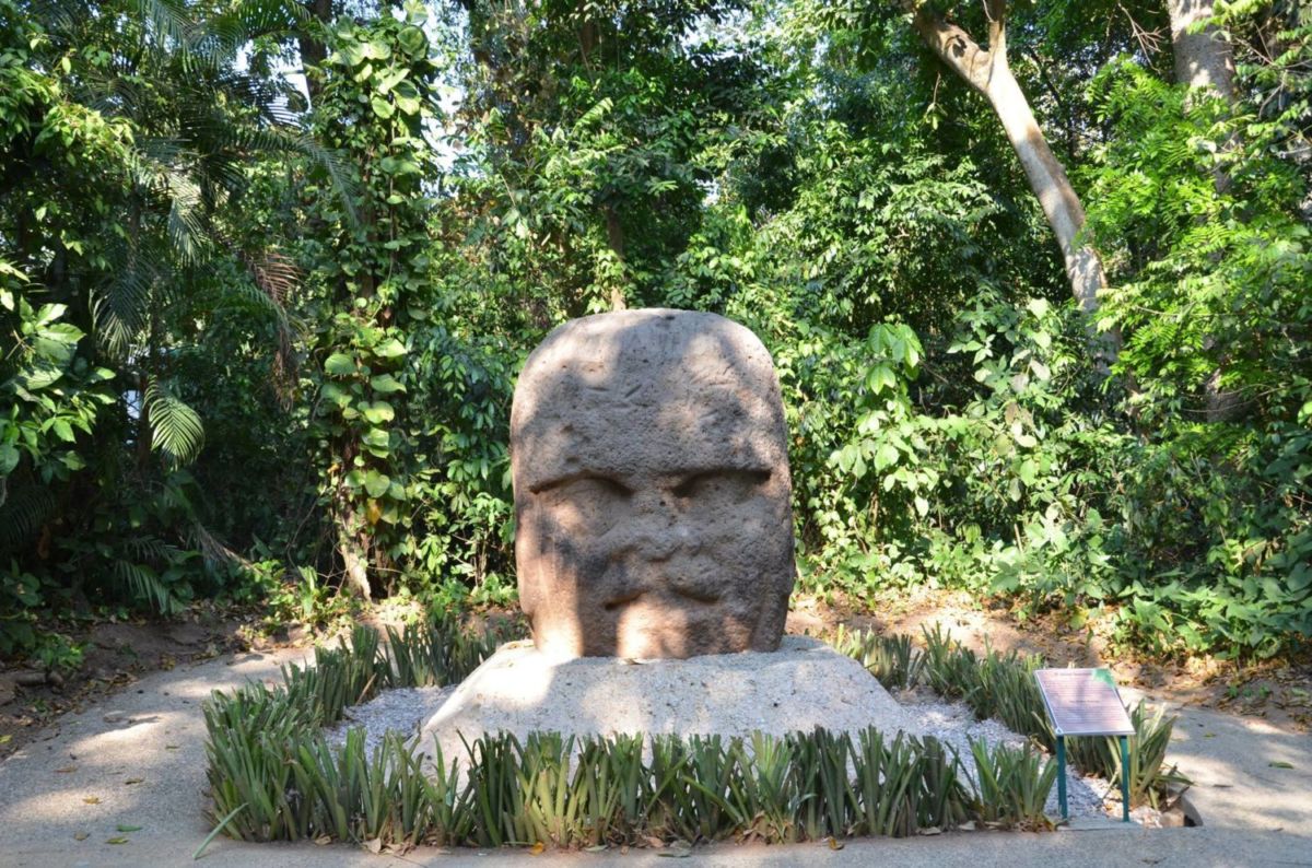 Esculturas olmecas en el Parque Museo La Venta
