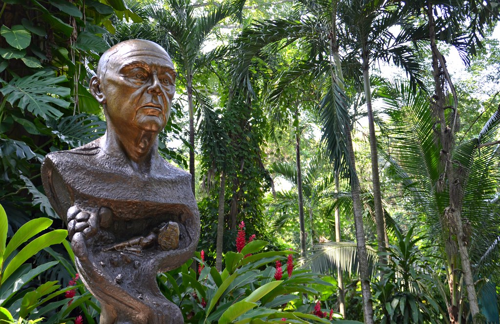 Estatua de Carlos Pellicer en el Parque Museo La Venta 